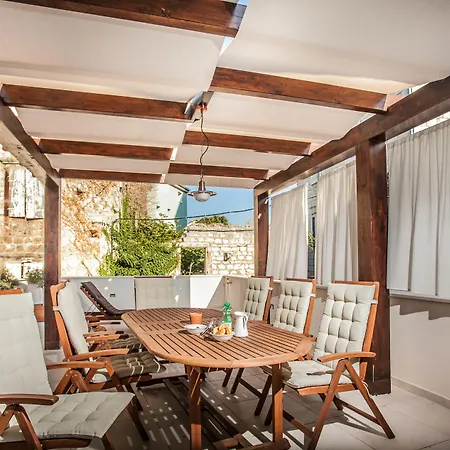 Tinel Longo, For Up To 8, Center, Bbq, Terrace فيلة