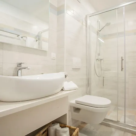 Tinel Longo, For Up To 8, Center, Bbq, Terrace ヴィラ